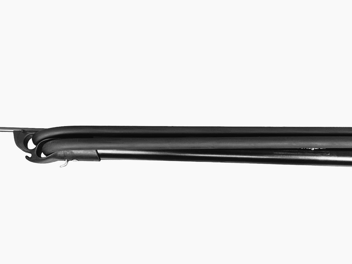 Picasso Magnum Rail Top speargun open muzzle and twin bands close-up